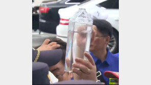 “마실 수 있다며”…후쿠시마 바닷물 담아 日대사관 가져간 가수