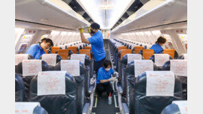 휴가철 항공특수 앞두고 기내 청소 한창 