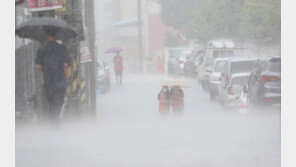 물폭탄에 화들짝 놀란 시민들…“약속 취소, 비 더 오기 전에 집으로”