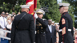 낙태권 공방에… 美해병사령관 164년만의 공백 