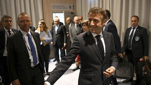 마크롱 “우크라에 장거리 미사일 제공”…러 “실수하는 것”