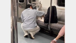 “당신은 천사?”…지하철서 남의 토사물 치운 청년 ‘훈훈’[영상]