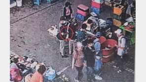 ‘면도날로 쓱’ 전통시장·버스서 상습 소매치기 50대 구속송치