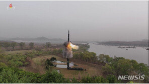 합참 “北, ICBM 고각 발사… 1000㎞ 비행후 동해상 탄착"