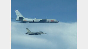 핵폭격기 등 中 군용기 32대 대만 방공구역 침범 도발