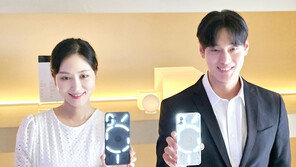 뒷면에 더 눈길? ‘낫싱 폰(2)’ 한국 상륙