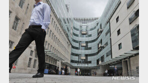 “10대 음란사진 구매” BBC 성추문 주인공은 ‘간판 앵커’ 휴 에드워즈