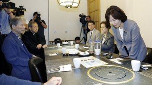 민주당 혁신위원장 “불체포특권 포기 안받으면 당 망한다” 