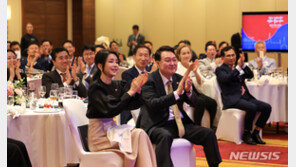 윤 대통령, ‘쇼팽의 나라’서 “앵콜”…폴란드서 동포들 만나