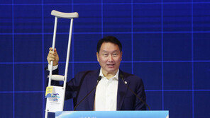 ‘목발 투혼’ 최태원 “두 달 이상 다리 깁스…재활 필요”