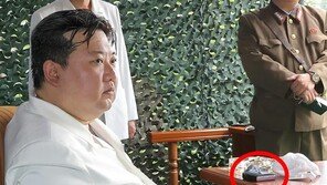 김정은, 갤럭시Z플립 쓰나…ICBM 발사 현장서 포착된 ‘폴더블폰’
