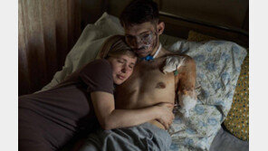 “천마디 말 대신…” 두팔 두눈 잃은 남편, 아내는 꼭 껴안았다