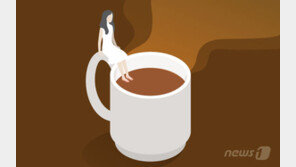 “애들 따라하잖아”…교실서 모닝커피 마신 담임 불평한 부모