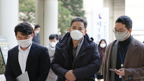 검찰 ‘헬멧남’ 최우향 참고인 소환…‘곽상도 로비 의혹’ 조사