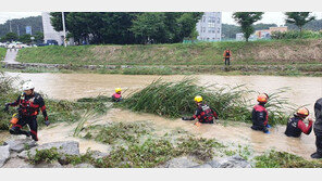지붕 날라가고, 맨홀 뚜껑 열리고…강한 장맛비에 피해 속출