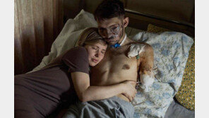 눈-팔 잃은 우크라軍 남편, 꼭 안은 아내 