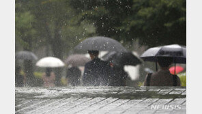 장마에 샌들 신고 출근…“젖은 발 안닦고 놔두면 병나요”