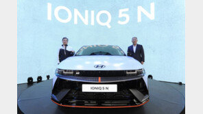 정의선 회장, 아이오닉 5 N에 ‘엄지척’…“운전이 재밌다”
