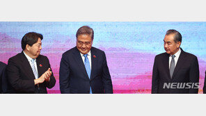 中·日, 아세안서 신경전…왕이 “오염수” vs 하야시 “과학 근거 없는 주장”