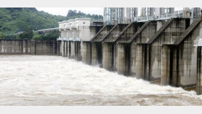 통일부 “北에 댐 방류 시 통보 요청했지만 반응 없는 상황”