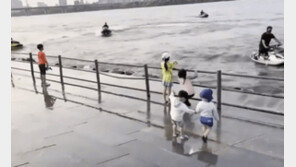 아이 ‘쓱’ 보더니 물대포 쏜 한강 제트스키…날아간 아이는 중상