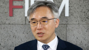 ‘박원순 유족 대리’ 정철승 변호사, 성추행 혐의 첫 검찰 조사