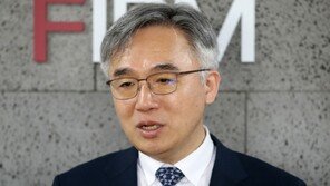 ‘박원순 유족 변호’ 정철승, 후배 변호사 성추행 혐의 첫 소환