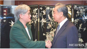 왕이 “中·호주 관계 안정 회복…되돌릴 수 없다”