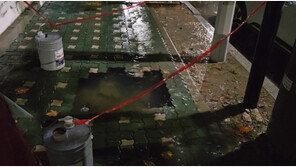 폭우로 생긴 ‘싱크홀’…시민이 빨간 테이프로 ‘셀프 조치’, 사고 막았다