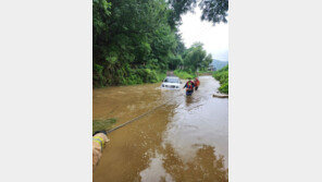 용인서 불어난 물에 차량 고립…2명 구조