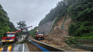 청주 야산서 토사 무너져 도로 덮쳐…매몰된 차량 운전자 1명 숨져