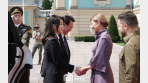 김건희 여사 “우크라 아이 그림 韓서 전시하자” 젤렌스카  “좋은 기회” 