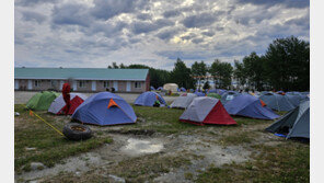 소방대원 젖은 침낭 생활…캐나다 산불구호대 ‘악전고투’