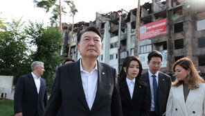 “외국기자 나가세요. 전화 걸지 마세요”…윤 대통령 우크라 방문