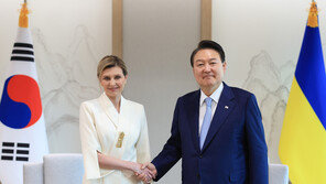 정부 “5월 젤렌스키여사 방한 때 ‘尹초청 친서’…폴란드서 최종 결정”
