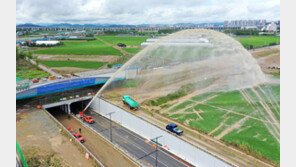 눈곱도 못 뗀 소방관, 부은 발 말리는 군인…막바지 구조작업 한창