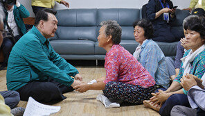 헬기 타고 산사태 현장 찾은 尹…침수피해 주민 위로