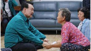 울먹이는 할머니 손잡은 尹 “몇백톤 바위 처음 봐…걱정마시라, 다 복구할 것”