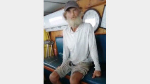 “날생선, 빗물마시고 버텨”…반려견과 표류하던 50대 호주男 구조