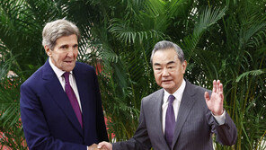 美기후특사, 中왕이 만나 “바이든, 양국관계 안정 원해”