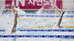 수영복 차림 뽀송한 女회원…“입수 전 온몸 씻기, 공중도덕 몰라?”