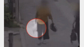 식당 앞 배달된 생닭 7마리, 길 가던 할머니가 ‘슬쩍’ 훔쳐가 (영상)