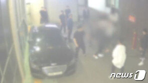 부산 ‘칠성파’ 전 두목 이강환 지병 사망…경찰, 장례식장에 경력 투입