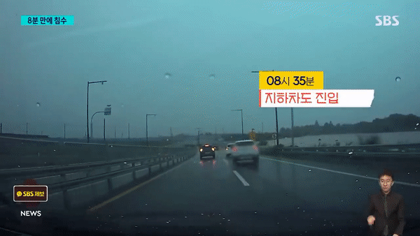 “당신들도 탈출해!” 보닛 잠긴 차 안 부부, 유리창 두드린 男이 살려 (영상)