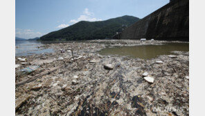 ‘장마 소강’ 쓰레기 등 부유물 떠있는 팔당댐