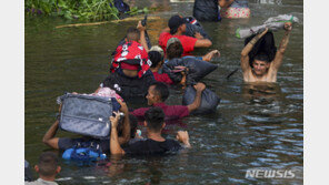 “밀입국자 강물에 밀어넣으라 명령”…美 텍사스 군의관 폭로