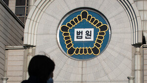 공수처 비판 기사 쓴 기자에게 술잔 던진 변호사, 1심 징역 1년