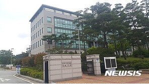 식당 옆자리 손님 쟁반으로 때린 음주 소방관 ‘선고유예’