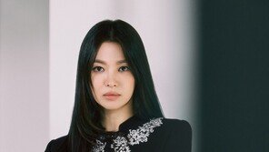 송혜교, 긴 생머리에 고혹적 미모…비현실 이목구비