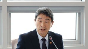 교육부 장관 “극단선택 초등교사 애도…교권침해는 중대한 도전”